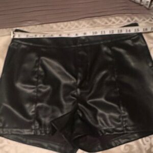 Black Women's faux leather Shorts with pockets size large